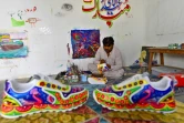L&rsquo;artiste Haider Ali peint une paire de baskets dans son studio de Karachi, le 28 février 2022
