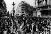 Les parisiens descendent dans les rues le 25 août 1944 crier leur joie et leur reconnaissance à ceux qui les ont aidés