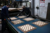 Fabrication de plateaux d'échiquiers dans les locaux de l'entreprise Rechapados Ferrer, le 5 mars 2021 à La Garriga, près de Barcelone