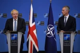 Le Premier ministre britannique Boris Johnson et le secrétaire général de l'Otan Jens Stoltenberg (d), le 10 février 2022 à Bruxelles