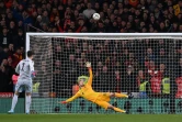 Le gardien espagnol de Chelsea Kepa Arrizabalaga manque son tir au but face à son homologue irlandais de Liverpool Caoimhin Kelleher, lors de la finale de la Coupe de la Ligue anglaise, remportée par les Reds (0-0, 11-10 t.a.b.), le 27 février 2022 au Stade de Wembley à Londres