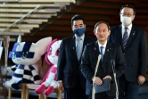 Le Premier ministre japonais Yoshihide Suga s'exprimant devant la presse à l'issue d'une réunion avec les responsables du CIO à Tokyo, le 16 novembre 2020