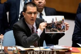 Le ministre vénézuélien des Affaires étrangères Jorge Arreaza montre des photos de présumés insurgés, lors d'une réunion du Conseil de sécurité de l'ONU, le 26 février 2019 à New York