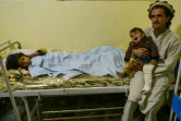 Un Afghan tient un enfant soigné dans un hôpital de la ville de Sharan après avoir été blessé dans le séisme qui a frappé le sud-est de l'Afghanistan, le 22 juin 2022