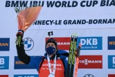 Le Français Quentin Fillon-Maillet savoure sur le podium, sa victoire dans la poursuite, comptant pour la Coupe du monde de biathlon, le 18 décembre 2021 au Grand Bornand