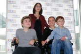 La présidente de France Television Delphine Ernotte pose avec des enfants lors d'une séance photo pour le 29ème Téléthon à Paris le 4 novembre 2015