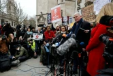 Le rédacteur-en-chef de Wikileaks Kristinn Hrafnsson (D) lit une déclaration à l'extérieur de la Haute cour de Londres le 24 janvier 2022 pour défendre Julian Assange