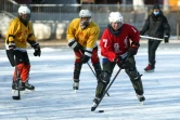Des amateurs disputent un match de hockey sur un lac gelé à Shenyang, le 11 janvier 2022 