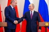Le président russe Vladimir Poutine (D) et son homologue turc Recep Tayyip Erdogan (G) lors d'une réunion sur la Syrie à Sotchi (Russie), le 17 septembre 2018