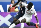 Le Sénégalais Idrissa Gueye, sous le maillot de Lille, tacle le ballon devant Serge Aurier du PSG, le 25 avril 2015 au Parc des Princes