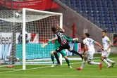 Le défenseur argentin de Francfort, David Abrahma, marque le 2e but de son équipe contre Schalke, à domicile, le 17 juin 2020