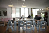 Des employés d'Airbnb dans les bureaux de la société le 21 avril 2015 à Paris