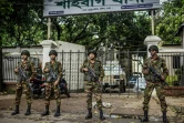 Des militaires devant un poste de police à Dacca, le 9 août 2024 au Bangladesh