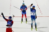 La joie du biathlète Johannes Thingnes Boe, vainqueur du relais mixte avec la Norvège, devant le Français Quentin Fillon-Maillet et le Russe Eduard Latypov, aux Jeux olympiques de Pékin, le 5 février 2022 au stade de ski de ski de fond de Zhangjiakou