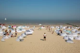 Des vacanciers sur la plage à Blankenberge (Belgique), le 9 août 2020. Des stations balnéaires de la côte belge ont interdit les "touristes d'un jour" après des incidents

