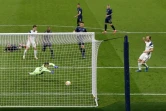 L'attaquant Harry Kane (d) ouvre le score pour Tottenham lors du 8e de finale retour de la Ligue Europa contre le Dinamo Zagreb, à Londres, le 11 mars 2021