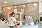 Une cliente à la caisse d'un magasin de la Croix-Rouge britannique, le 25 juin 2020 à Londres