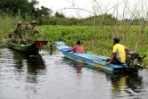 Les Rangers arrêtent un bateau de pêche dans de la zone protégée du lac, dans la village flottant de Prek Toal au Cambodge, le 14 octobre 2020