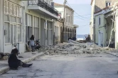 Des habitants près d'une maison détruite par un séisme sur l'île de Samos (Grèce), le 30 octobre 2020