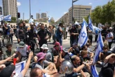 Les forces de sécurité israéliennes entourent des protestataires lors d'une manifestation près du Parlement à Jérusalem, le 11 juillet 2023
