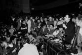 Daniel Cohn-Bendit (D) prend la parole devant la foule rassemblée dans la Sorbonne occupée le 1er juin 1968