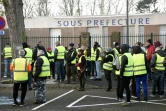 Des "gilets jaunes" devant la sous-préfecture de Calais, le 23 novembre 2018
