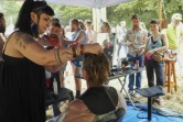Salon de coiffure pour une coupe mulet lors du championnat d'Europe de cette coupe de cheveux, à Chéniers (centre), le 4 septembre 2021