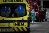 Des infirmiers et des ambulances devant le centre des urgences pour Covid-19 de l'hôpital Santa Maria à Lisbonne, le 28 janvier 2021