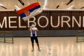 Un supporter brandit un drapeau de la Serbie à l'aéroport de Melbourne, où Novak Djokovic est resté bloqué, le 6 janvier 2022