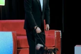 Michel Drucker et son chien Izia sur scène, le 12 février 2016 à Amiens
