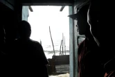 Des hommes regardent la mer à West Point, Monrovia, le 15 juin 2016