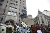 Couronnes de fleurs au pied de la statue de l'ancien président chilien Salvador Allende à Santiago le 11 septembre 2023.