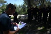 Des pompiers écoutent les prévisions météo dans une forêt de Gardanne, le 25 juillet 2023 dans les Bouches-du-Rhône