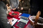 Un inspecteur de la DGCCRF contrôle la qualité des truffes vendues sur le marché de Rognes, près de Marseille, le 23 décembre 2018
