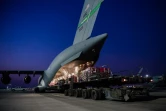 Sur ce cliché publié par l'US Air Force, de l'aide humanitaire est chargée à bord d'un C-17 Globemaster III sur la base d'Al Oudeid au Qatar à destination du Liban le 7 août 2020