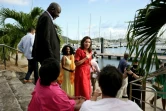 La candidate PS à la présidentielle et maire de Paris Anne Hidalgo (c) avec des habitants du Marin, le 13 février 2022 en Martinique