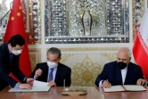 Le ministre iranien des Affaires étrangères Javad Zarif (d) et son homologue chinois Wang Yi signent un accord de coopération stratégique et commercial, le 27 mars 2021 à Téhéran