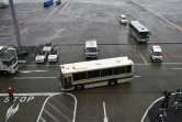 Un bus, qui transporterait les deux Américains accusés d'avoir aidé Carlos Ghosn dans sa fuite, quitte l'aéroport de Narita, le 2 mars 2021 au Japon