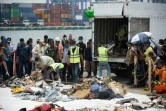 Le 2 novembre 2018 dans un port de Jakarta, les équipes de recherche récupèrent des débris du vol de Lion Air qui s'est abîmé en mer 