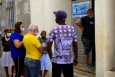 Des personnes attendent pour se faire vacciner contre le Covid-19, le 9 juillet 2021 à La Havane