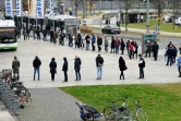 Des gens font la queue pour se faire vacciner contre le Covid-19, à Vienne le 15 novembre 2021