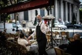 Un serveur du Café de la Mairie le 2 juin 2020 à Paris 