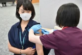 Une employée de la société japonaise Suntory Holding reçoit une injection du vaccin Moderna sur son lieu de travail à Tokyo, le 21 juin 2021