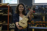 La luthière française Rachel Rosenkrantz montre un ukulélé fabriqué en mycélium de champignon, le 21 juin 2023 à Providence, dans le nord-est des Etats-Unis