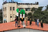 Vue aérienne de manifestants à Idleb, rassemblés sur un toit pour marquer les 10 ans du soulèvement en Syrie, le 15 mars 2021