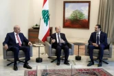 Le président du Parlement libanais, Nabih Berri (à gauche), le président Michel Aoun (au centre) et le nouveau chef du gouvernement, Said Hariri (à droite) au palais présidentiel à Beyrouth le 22 octobre