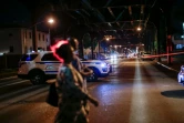 Des personnes passent devant une voiture de police à New York, le 13 août 2016