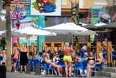 Des touristes à la terrasse d'un café, le 7 juin 2022 à Bénidorm, en Espagne