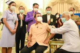 Photo publiée par le gouvernement thaïlandais, montrant le Premier ministre Prayut Chan-O-Cha en train de recevoir le vaccin AstraZeneca contre le Covid-19 à Bangkok, le 16 mars 2021