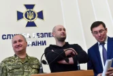 Le journaliste russe Arkadi Babtchenko (c) au côté du chef des services ukrainiens de sécurité (SBU) Vassyl Grytsak (d), lors d'une conférence de presse à Kiev, le 30 mai 2018